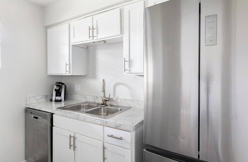 Denton Apartment | Landing | Stylish 2BD, Courtyard, Gym
