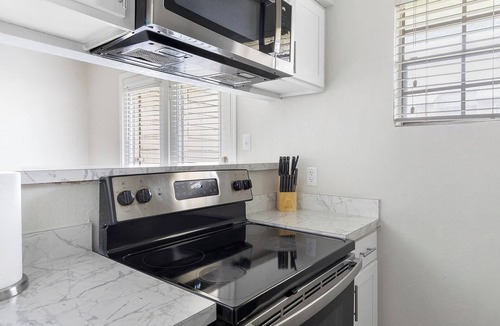 Denton Apartment | Landing | Stylish 2BD, Courtyard, Gym