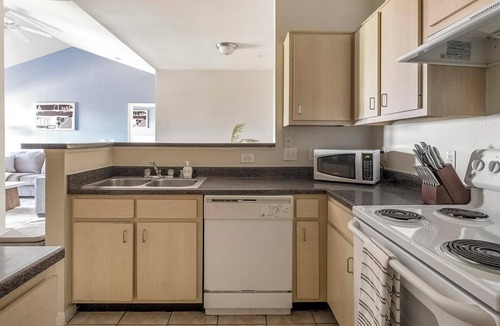 Southbelt/Ellington Apartment | Landing | Stylish 2BD, Game Room, Gym