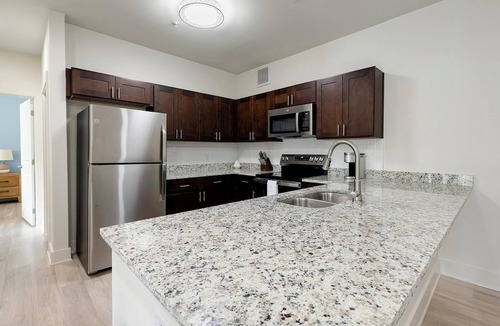 Lockhart Apartment | Landing | Stylish 2BD, Gym, Clubhouse