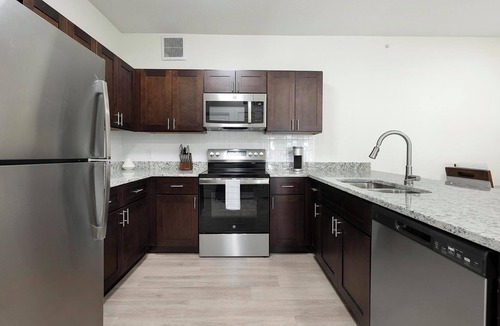 Lockhart Apartment | Landing | Stylish 2BD, Gym, Clubhouse