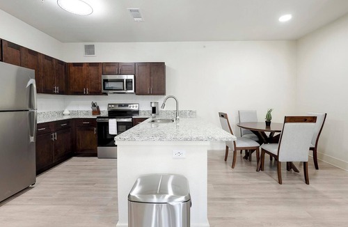 Lockhart Apartment | Landing | Stylish 2BD, Gym, Clubhouse