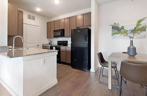 Lockhart Apartment | Landing | Stylish 2BD, Gym, Pool