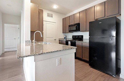 Lockhart Apartment | Landing | Stylish 2BD, Gym, Pool