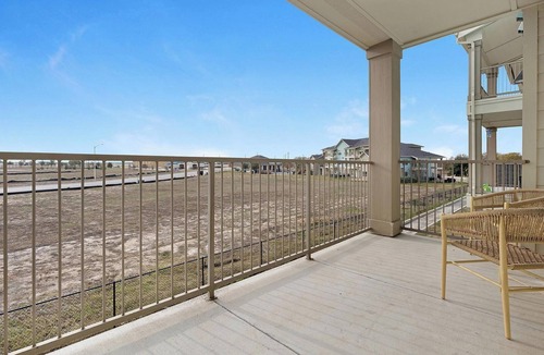 Lockhart Apartment | Landing | Stylish 2BD, Gym, Pool