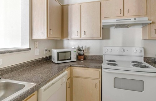 Southbelt/Ellington Apartment | Landing | Stylish 2BD, Gym, Pool