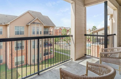 Southbelt/Ellington Apartment | Landing | Stylish 2BD, Gym, Pool