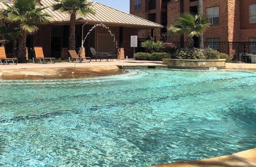 Southbelt/Ellington Apartment | Landing | Stylish 2BD, Gym, Pool