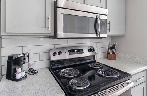 Briarforest Apartment | Landing | Stylish 2BD, Gym, Pool
