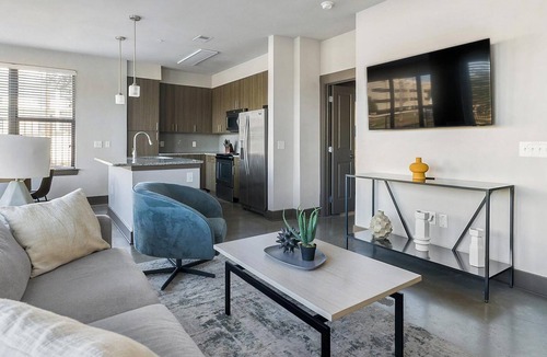 Memorial Apartment | Landing | Stylish 2BD, Gym