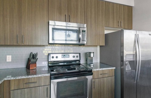 Memorial Apartment | Landing | Stylish 2BD, Gym
