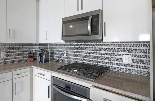 Houston Apartment | Landing | Stylish 2BD, Gym, Pool