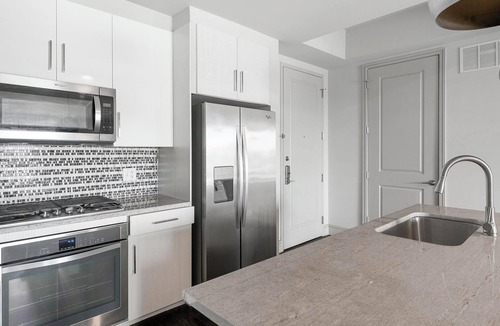 Houston Apartment | Landing | Stylish 2BD, Gym, Pool
