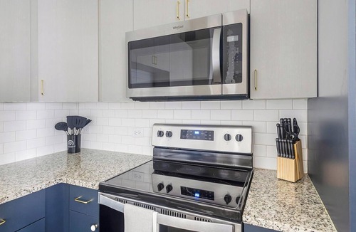 Addicks Apartment | Landing | Stylish 2BD, Gym, Yoga Studio