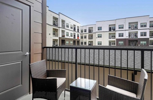 Addicks Apartment | Landing | Stylish 2BD, Gym, Yoga Studio