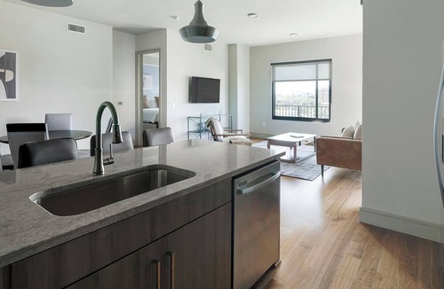 Houston Apartment | Landing | Stylish 2BD, Gym, Tennis Court