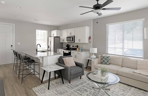 Madison Apartment | Landing | Stylish 2BD, Gym, Pool