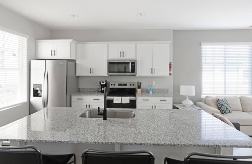 Madison Apartment | Landing | Stylish 2BD, Gym, Pool