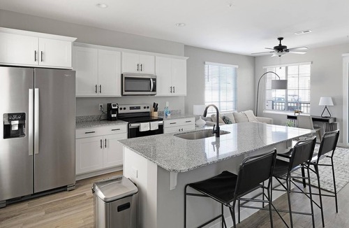 Madison Apartment | Landing | Stylish 2BD, Gym, Pool