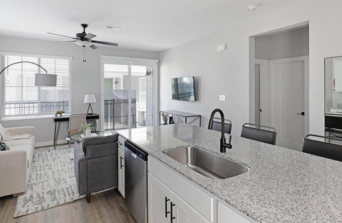 Madison Apartment | Landing | Stylish 2BD, Gym, Pool