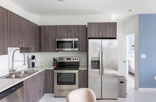 Naranja Apartment | Landing | Stylish 2BD, Gym, Pool