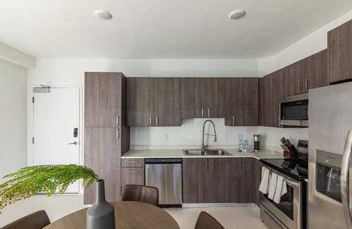 Naranja Apartment | Landing | Stylish 2BD, Gym, Pool