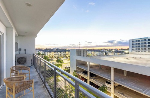 Naranja Apartment | Landing | Stylish 2BD, Gym, Pool