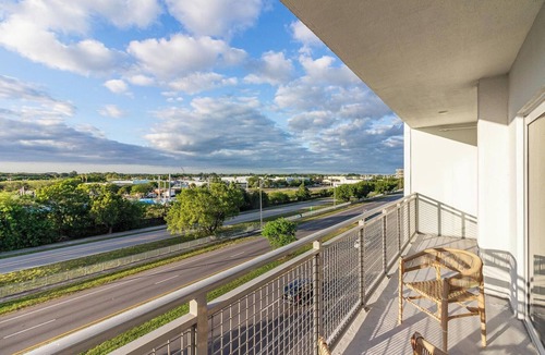 Naranja Apartment | Landing | Stylish 2BD, Gym, Pool