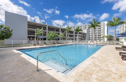 Naranja Apartment | Landing | Stylish 2BD, Gym, Pool