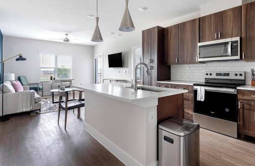 Seguin Apartment | Landing | Stylish 2BD, Gym, Pool
