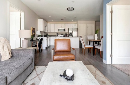 Vernon Apartment | Landing | Stylish 2BD, Gym, Game Room