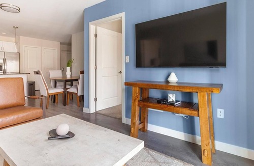 Vernon Apartment | Landing | Stylish 2BD, Gym, Game Room