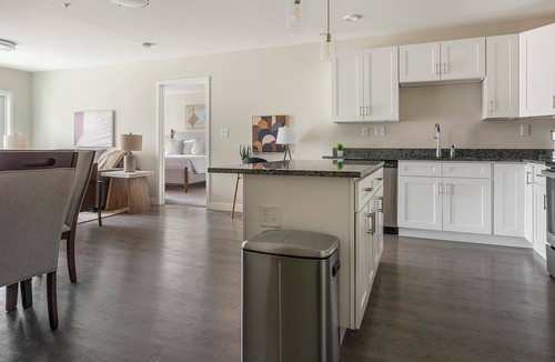 Vernon Apartment | Landing | Stylish 2BD, Gym, Game Room