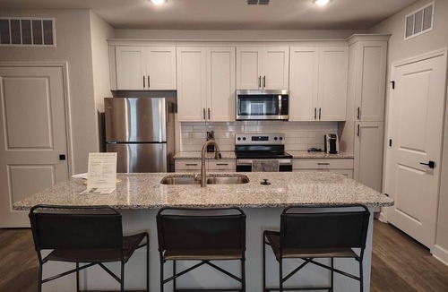 Newberry Apartment | Landing | Stylish 2BD, Pool, Gym