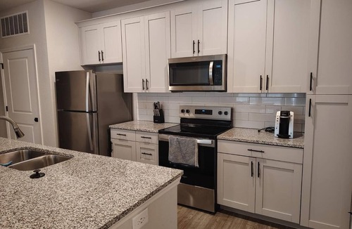 Newberry Apartment | Landing | Stylish 2BD, Pool, Gym