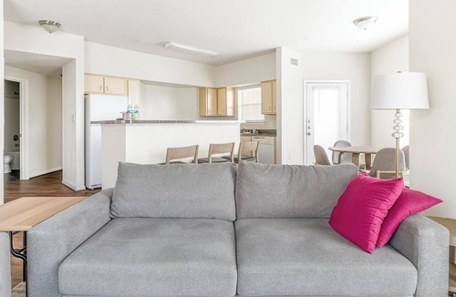 Southbelt/Ellington Apartment | Landing | Stylish 2BD, Pool, Gym