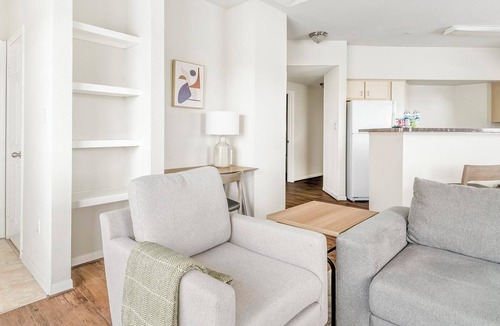 Southbelt/Ellington Apartment | Landing | Stylish 2BD, Pool, Gym