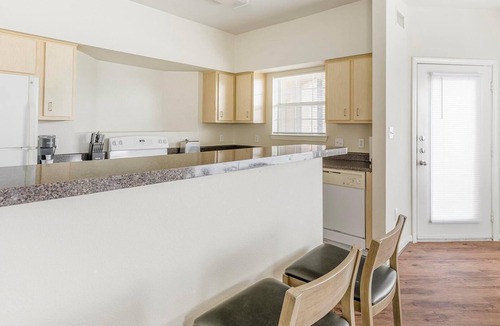 Southbelt/Ellington Apartment | Landing | Stylish 2BD, Pool, Gym