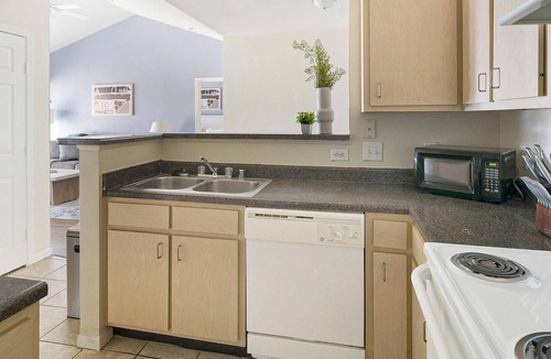 Southbelt/Ellington Apartment | Landing | Stylish 2BD, Pool, Gym