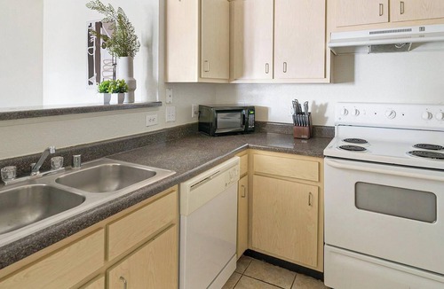 Southbelt/Ellington Apartment | Landing | Stylish 2BD, Pool, Gym