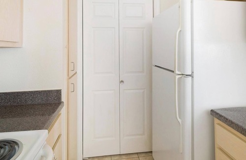 Southbelt/Ellington Apartment | Landing | Stylish 2BD, Pool, Gym
