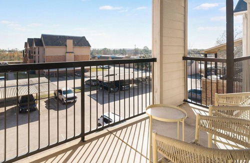 Southbelt/Ellington Apartment | Landing | Stylish 2BD, Pool, Gym