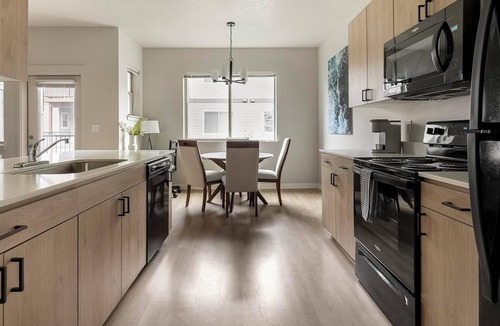 Woodburn Apartment | Landing | Stylish 2BD, Pool, Gym