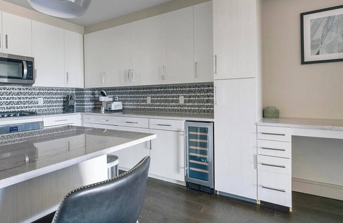 Houston Apartment | Landing | Stylish 2BD, Pool, Tennis Court