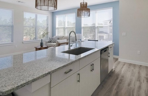Conroe Apartment | Landing | Stylish 2BD, Pool, Clubhouse