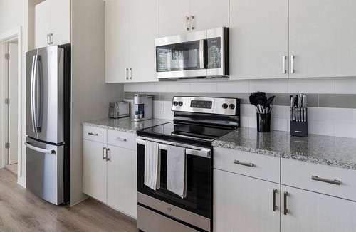 Conroe Apartment | Landing | Stylish 2BD, Pool, Clubhouse