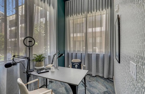Conroe Apartment | Landing | Stylish 2BD, Pool, Clubhouse