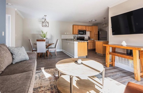 Eureka Apartment | Landing | Stylish 2BD, Pool, Gym