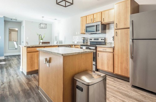 Eureka Apartment | Landing | Stylish 2BD, Pool, Gym