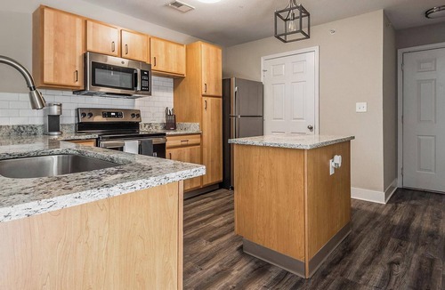 Eureka Apartment | Landing | Stylish 2BD, Pool, Gym